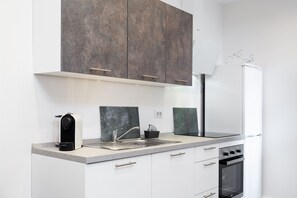 Fridge, oven, stovetop, dishwasher
