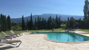 Une piscine avec vue sur les montagnes en arrière-plan.