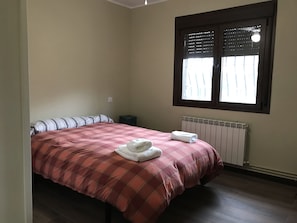 4 bedrooms, iron/ironing board, free WiFi, bed sheets - Casa de Campo el Encinar - Paddleball, Pickleball, Swimming Pool and Barbecue (Santa Cruz del Retamar)