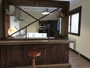 Fridge, microwave, oven, stovetop - Casa de Campo el Encinar - Paddleball, Pickleball, Swimming Pool and Barbecue (Santa Cruz del Retamar)