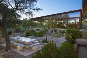 Outdoor dining - Casa de Campo el Encinar - Paddleball, Pickleball, Swimming Pool and Barbecue (Santa Cruz del Retamar)