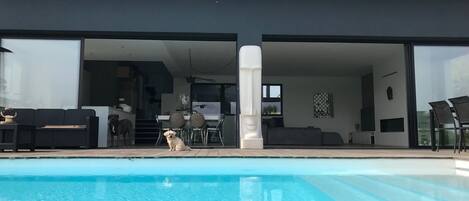 Piscine extérieure, piscine à débordement