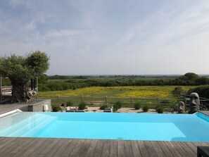 Piscine extérieure, piscine à débordement