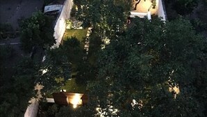 Sisäpiha, jonka keskellä on suihkulähde. Sitä ympäröivät puut, ja se on valaistu tunnelmavalaistuksella.