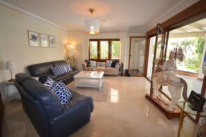 Smart TV, fireplace, DVD player, ping pong