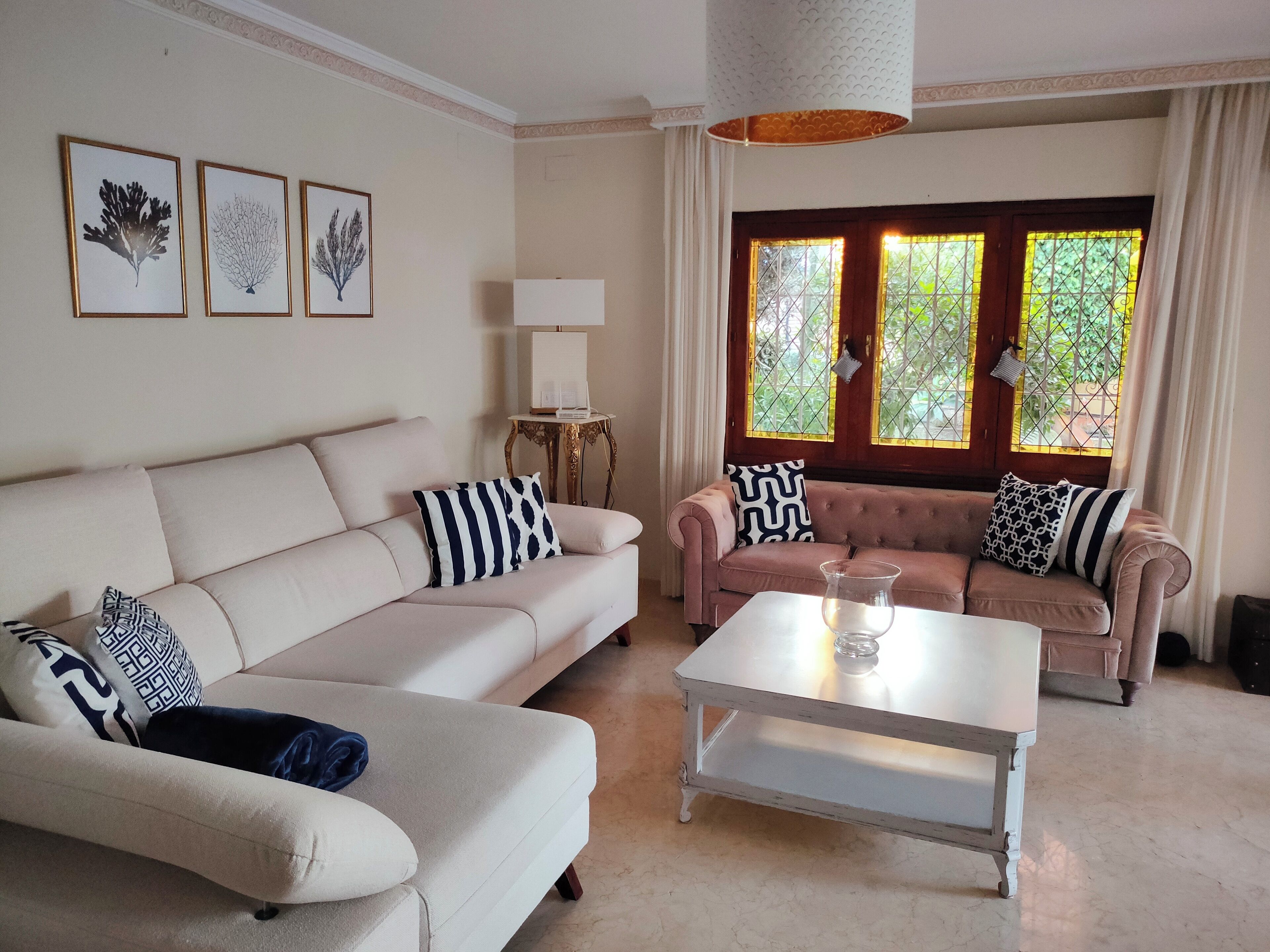 Smart TV, lareira, DVD player, mesa de pingue-pongue