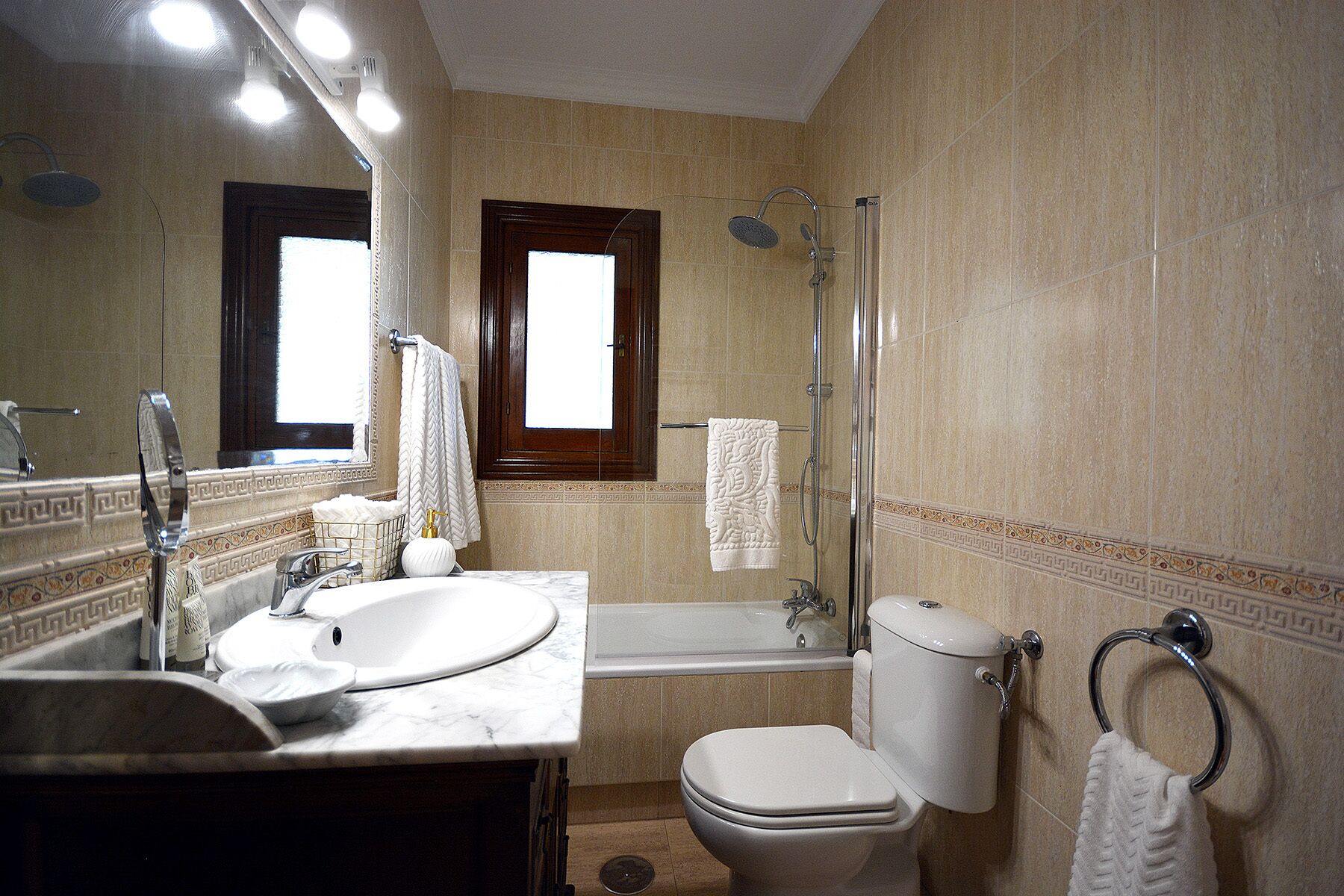 Une salle de bain équipée d’un lavabo, de toilettes et d’une douche.