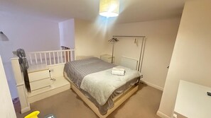 1 soverom, skrivebord, strykejern/-brett og wi-fi