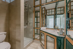 Bathtub, hair dryer, bidet, towels - Estoril house with pool 700 m from the beach prime area recent refurbishment (Estoril)
