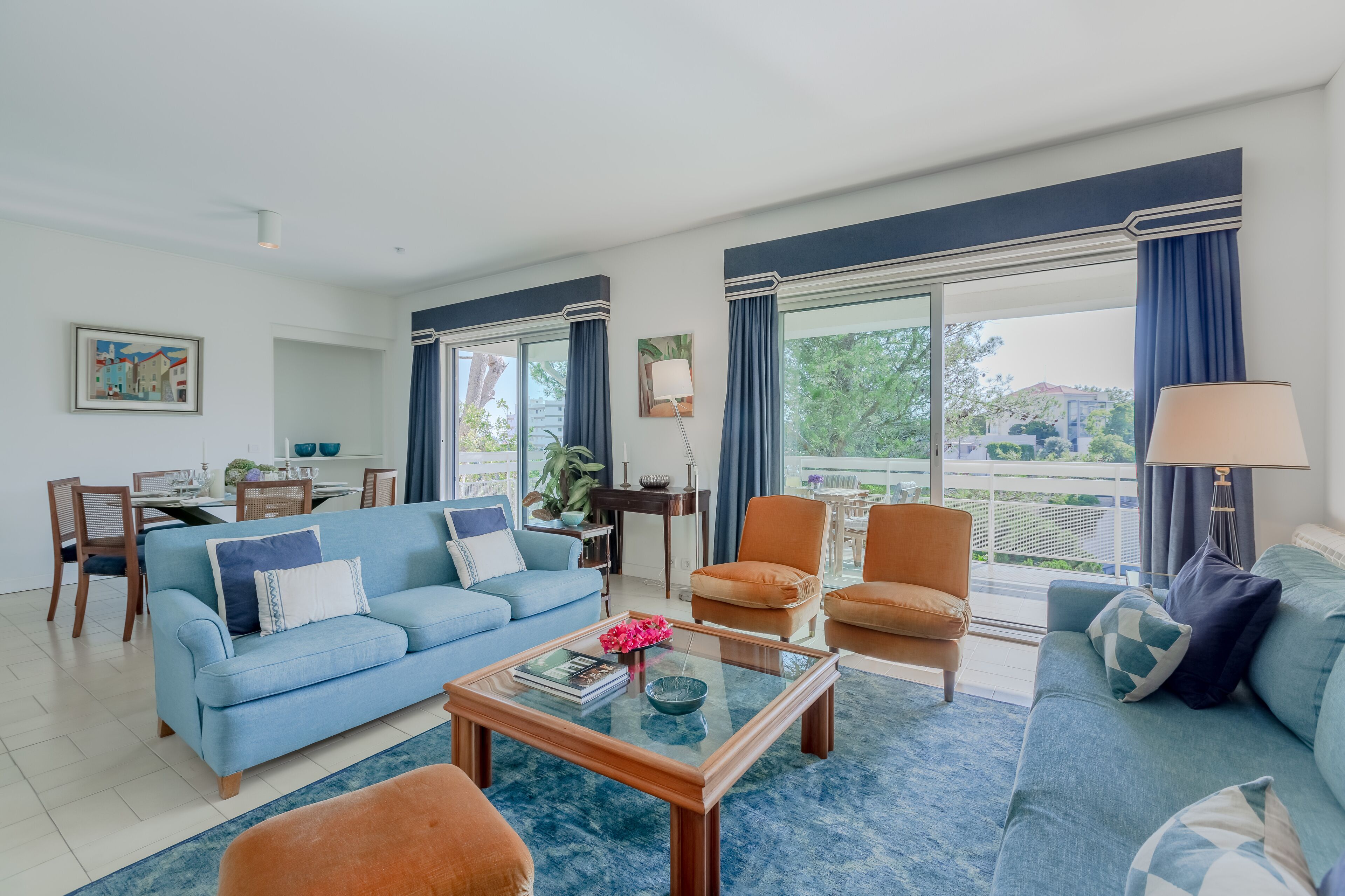 Fernseher, Kamin, Bücher