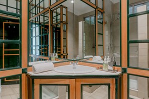 Badewanne, Haartrockner, Bidet, Handtücher