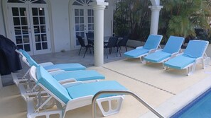 Outdoor dining - Beautiful spacious holiday home private shared pool with neighbour nr Sandy Lane (St James)