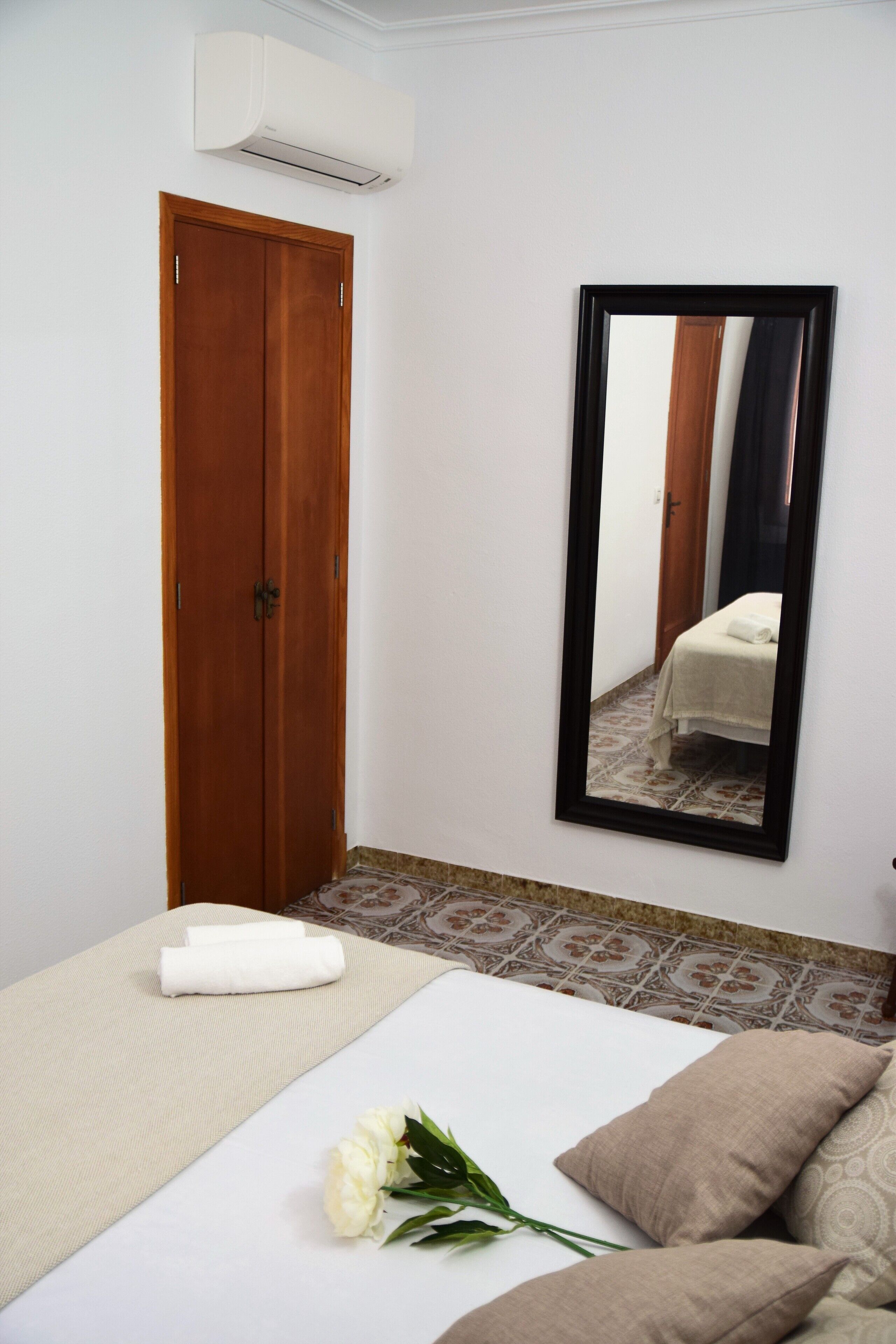 3 dormitorios, escritorio, tabla de planchar con plancha y cuna de viaje