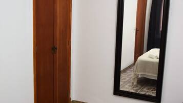 3 dormitorios, escritorio, tabla de planchar con plancha y cuna de viaje