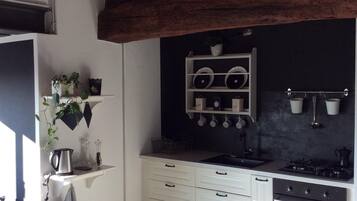 Réfrigérateur, four, plaque de cuisson, bouilloire électrique