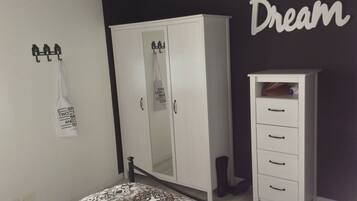 1 dormitorio, tabla de planchar con plancha, wifi y ropa de cama