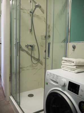 Familienapartment | Badezimmer | Duschwanne, Haartrockner, Handtücher