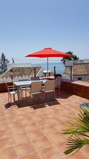Outdoor dining - Stunning Andalusian beachside location with private pool and garden (Estepona, Malaga)