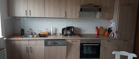 Kylskåp, ugn, spishäll och diskmaskin