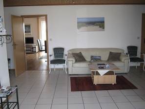 Fernseher, DVD-Player, Bücher