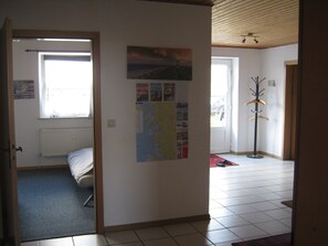 2 عدّة غرف نوم وخدمة الإنترنت وملاءات أسرّة