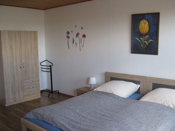 2 bedrooms, internet, bed sheets