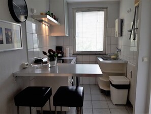 Fridge, oven, stovetop, coffee/tea maker