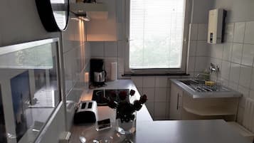 KĂŒhlschrank, Ofen, Herdplatte, Wasserkocher mit Kaffee-/Teezubehör