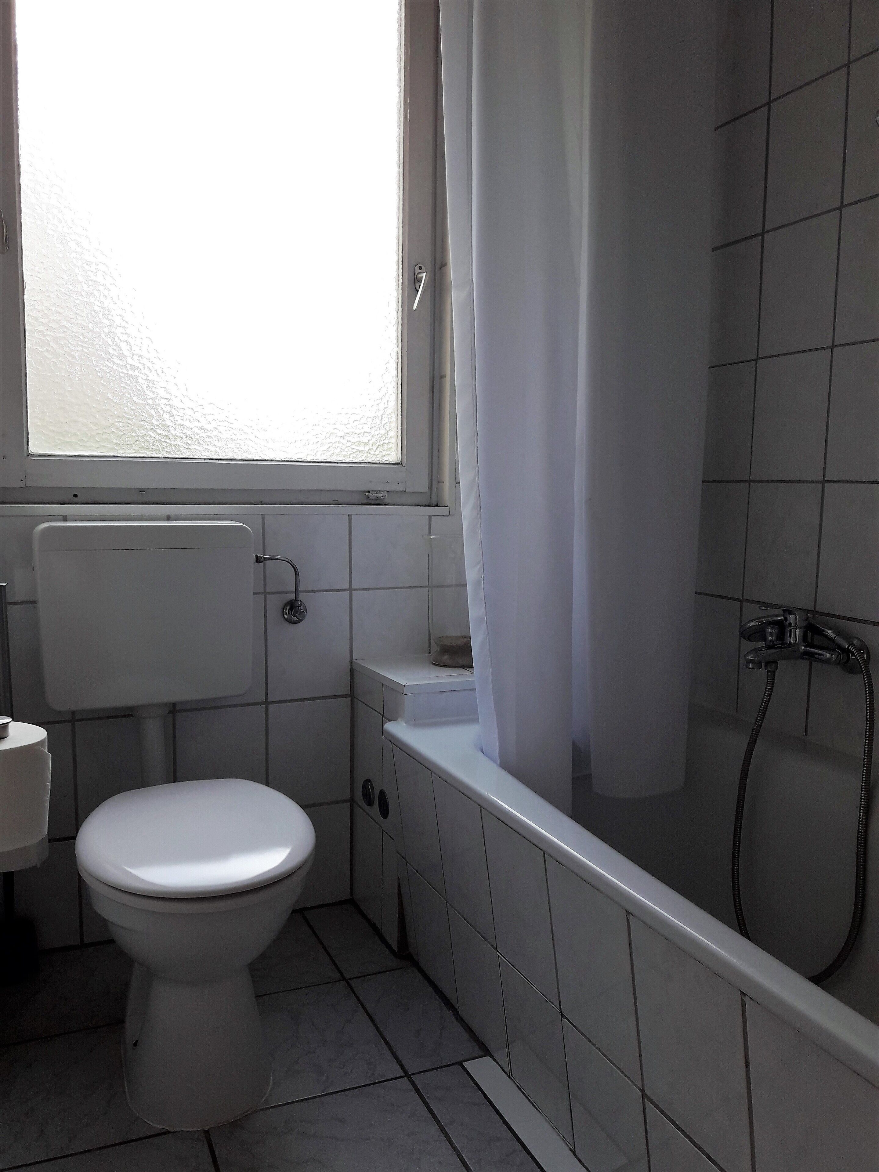 Combined shower/tub, hair dryer, towels