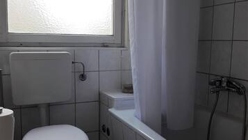Combined shower/tub, hair dryer, towels