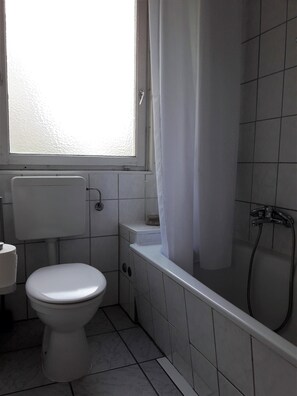 Duschwanne, Haartrockner, Handtücher