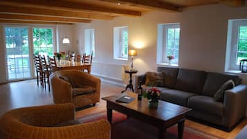 Smart-TV, DVD-Player, Bücher, Musikbibliothek