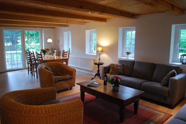 智能電視、DVD 播放機、書籍、音樂庫