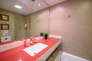 Ensemble douche/baignoire, serviettes fournies