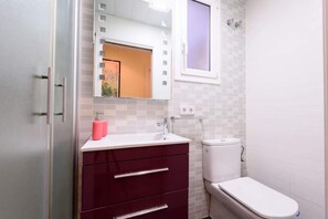Combined shower/tub, towels