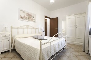 3 bedrooms, iron/ironing board, free WiFi, bed sheets - Spacious country house with pool, barbecue, family friendly!  (Carovigno)