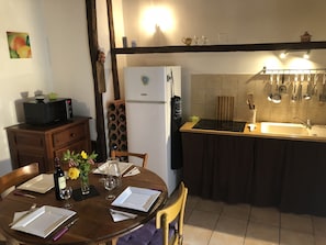 Frigorífico, microondas, placa de cocina y cafetera o tetera