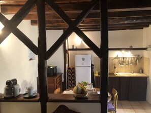 Frigorífic, microones, placa de cuina i cafetera i tetera