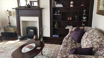 Smart-tv, eldstad och böcker