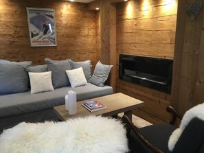 Smart-tv, een open haard en boeken