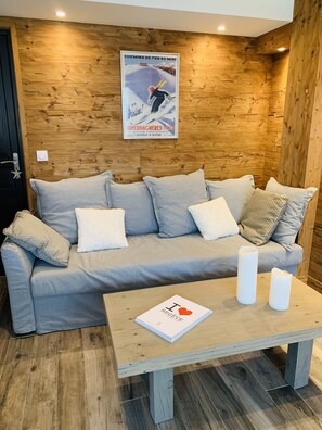 Smart TV, caminetto, libri