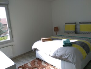 2 bedrooms, iron/ironing board, WiFi, bed sheets - Nice very bright apartment F3 of 62.5 m² with private parking (Saint-Priest)