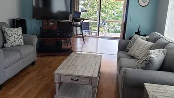 Smart TV, Netflix, Hulu, DVD player