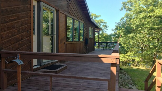 A wooden cabin with a deck, large windows, and a door. - LAKE ACCESS & GREAT VIEWS! MINUTES TO THE WHITE RIVER!! 3 BR/2BA, 1500 sq. ft. (Bull Shoals)