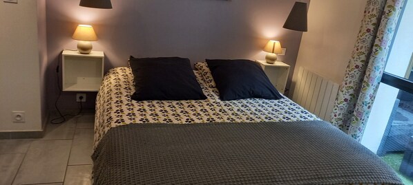 2 bedrooms, desk, soundproofing, iron/ironing board