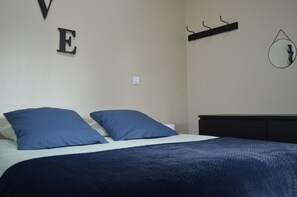 2 bedrooms, desk, soundproofing, iron/ironing board - COSY GITE located in the heart of the Loire castles, close to shops and swimming pool (VOUVRAY)