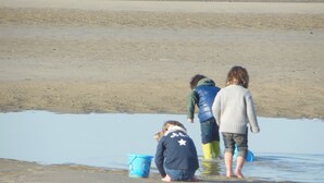 Three children playing near a body of water with a sandy beach in the background. - The Becots, family villa near beach with garden (Neufchâtel-Hardelot)