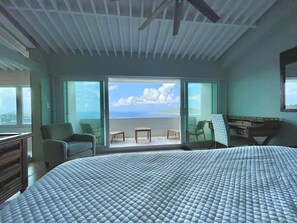 2 soverom, skrivebord, strykejern/-brett og reiseseng for barn