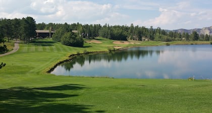 Eristäytynyt kaksikerroksinen vuorikoti, josta on kauniit näkymät ja tilavat tontit