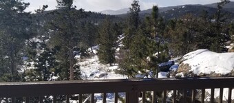 Aislada casa de montaña de dos pisos con hermosas vistas y amplios terrenos